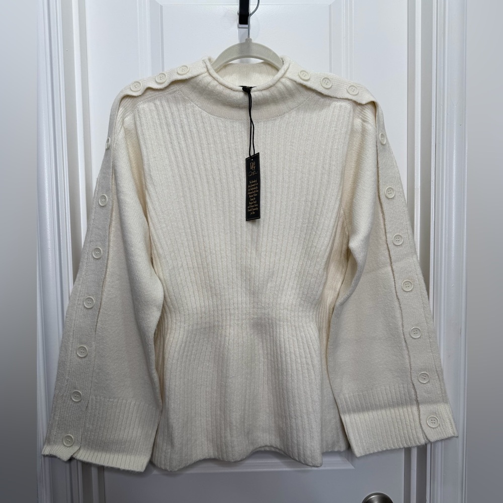 DG2 by Diane Gilman white Mock-Neck Buttoned‎ Sleeve Size Medium